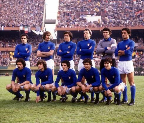 Mannschaftsbild Italien hi.v.li.: Antonello Cuccureddu, Aldo Maldera, Gaetano Scirea, Roberto Bettega, Torwart Dino Zoff, Claudio Gentile; vorn: Franco Causio, Giancarlo Antognoni, Patrizio Sala, Antonio Cabrini und Paolo Rossi Fußball Länderspiel Herren Weltmeisterschaft 1978, Nationalmannschaft, Nationalteam, Nationaltrikot, Mfdia Totale Spiel um Platz 3 Buenos Aires