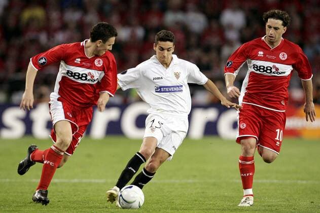 Jesus Navas Gonzalez (FC Sevilla, Mitte) gegen Stewart Downing (li.) und Fabio Rochemback (beide Middlesbrough) -  (pan14079) Fußball EC 3 Herren UEFA Cup 2005 2006, Pokal, Europapokal, Europacup, Finale, Endspiel Gruppe Eindhoven Dynamik,  