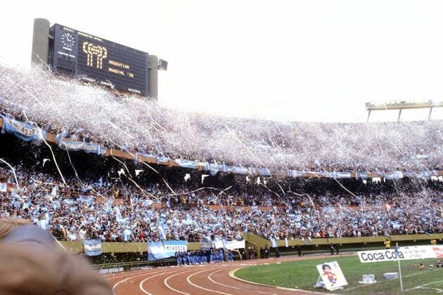 Argentina Mundial 78 - Argentinische Fans auf der Tribüne des Estadio El Monumental in Buenos Aires sorgen mit Konfettiregen für Stimmung Fußball Länderspiel Herren Weltmeisterschaft 1978, Nationalmannschaft, Nationalteam, Finale, Endspiel, Vdia o0 aufmacher Totale Estadio Antonio Vespuci Liberti, El Monumental Buenos Aires, River Plate Stadion Freude, Begeisterung,