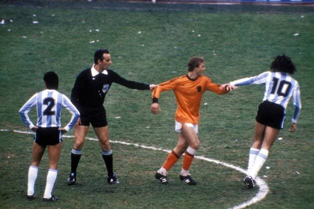 Johan Neeskens (Mitte, Niederlande) ist hin- und hergerissen, FIFA Schiedsrichter Sergio Gonella (Italien) packt ihn an der einen, Mario Kempes (re.) an der anderen Seite, Osvaldo Ardiles (beide Argentinien) interessiert das überhaupt nicht Fußball Länderspiel Herren Weltmeisterschaft 1978, Nationalmannschaft, Nationalteam, Nationaltrikot, Finale, Endspiel, Vdia Gruppe Argentinien - Niederlande 3:1 n.V. Buenos Aires Komik,