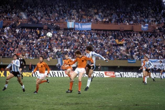 Mario Kempes (li.) bekommt den Ball per Kopfballverlängerung von Daniel Bertoni (re., beide Argentinien), Wim Suurbier (2.v.li.) und Ernie Brandts (beide Niederlande) haben das Nachsehen Fußball Länderspiel Herren Weltmeisterschaft 1978, Nationalmannschaft, Nationalteam, Nationaltrikot, Finale, Endspiel, Vdia Totale Buenos Aires Dynamik,