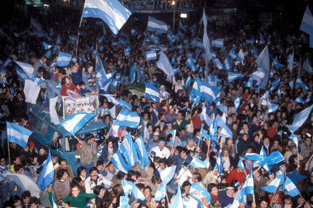 Blau weißes Fahnenmeer - Argentinische Fans feiern den Weltmeistertitel in den Straßen von Buenos Aires Fußball Länderspiel Herren Weltmeisterschaft 1978, Nationalmannschaft, Nationalteam, Finale, Endspiel, Vdia Totale Fanmassen, Vogelperspektive, oben Buenos Aires, Stimmung, Atmosphäre Masse, Freude, Begeisterung,
