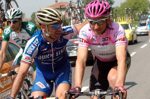 Paolo Bettini (li., Italien Quick Step Innergetic) scherzt mit Serhiy Honchar (Ukraine T Mobile), der im Rosa Trikot unterwegs ist - Radsport Herren 89. Giro d Italia 2006, DItalia, ProTour, Straßenradsport, Straße, Rad, Vdig Gruppe 6. Etappe: Busseto - Forli Harmonie, Kameradschaft,