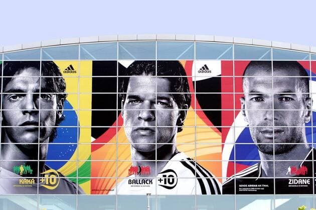 Adidas Werbekampagne +10: Die Konterfeis von Kaka (Brasilien, li.), Michael Ballack (Deutschland, Mitte) und Zinedine Zidane (Frankreich) auf einem großen Werbeplakat am Flughafenterminal von Frankfurt M. Fußball Herren Nationalmannschaft 2006, Nationalteam, Kommerz, Kommerzialisierung, Vermarktung, Totale Ricardo Izecson Santos Leite Frankfurt M. Wirtschaft