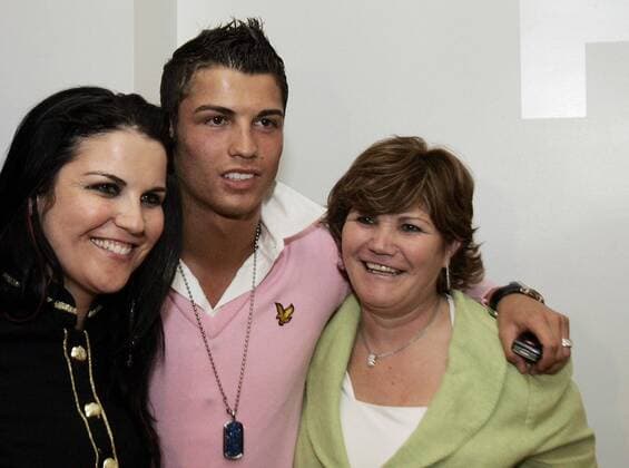 Cristiano Ronaldo (Portugal Manchester United) mit Mutter Maria Dolores dos Santos Aveiro (re.) und Schwester Ronalda -  Fußball Herren English Premier League 2005 2006, 1. Englische Liga, England, ManU Gruppe Montijo Freude,