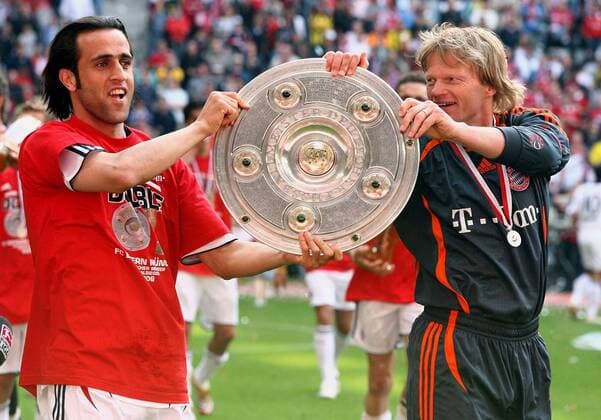 Fußball, FC Bayern München, Deutscher Meister 2006 Torwart Oliver Kahn (re.) und Ali Karimi (beide Bayern) präsentieren gemeinsam die Meisterschale Fußball 1. BL Herren Saison 2005 2006, FC Bayern München, Deutscher Meister, Deutsche Meisterschaft, Meisterfeier, Feier Gruppe München Freude,