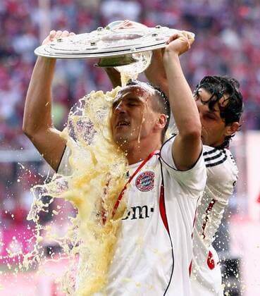 Jens Jeremies (li.) erhält von Hasan Salihamidzic (beide Bayern) die obligatorische Bierdusche Fußball 1. BL Herren Saison 2005 2006, FC Bayern München, Deutscher Meister, Deutsche Meisterschaft, Meisterfeier, Feier Gruppe München Glück, Begeisterung, Freude,
