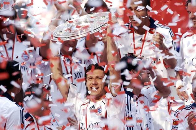 Fußball, FC Bayern München, Deutscher Meister 2006 Martin Demichelis (Mitte) präsentiert nach dem Gewinn der 20. deutschen Meisterschaft stolz die Meisterschale, daneben: Michael Ballack (beide Bayern) Fußball 1. BL Herren Saison 2005 2006, FC Bayern München, Sieg, Sieger, Deutscher Meister, Deutsche Meisterschaft, Feier Gruppe München Freude,