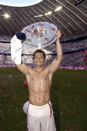 Bixente Lizarazu (Bayern) präsentiert stolz die Meisterschale Fußball 1. BL Herren Saison 2005 2006, FC Bayern München, Deutscher Meister, Deutsche Meisterschaft, Meisterfeier, Vdig Einzelbild München Freude, Begeisterung,