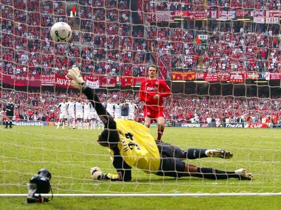 Torwart Shaka Hislop (West Ham) ist ohne Chance beim Elfmeter von Dietmar Hamann (Liverpool) -  Fußball Herren English FA Cup 2005 2006, Englischer Pokal, Pokalspiel, FC Liverpool - West Ham United 6:4 n.E. Gruppe Pokalfinale, Pokalendspiel Cardiff, 1. Englische Liga