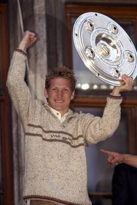 Bastian Schweinsteiger (Bayern) präsentiert stolz die Meisterschale auf dem Rathausbalkon am Münchner Marienplatz Fußball 1. BL Herren Saison 2005 2006, FC Bayern München, Deutscher Meister, Deutsche Meisterschaft, Meisterfeier, Vdig Einzelbild o0 Rathausplatz, Trachten München Freude, Begeisterung,