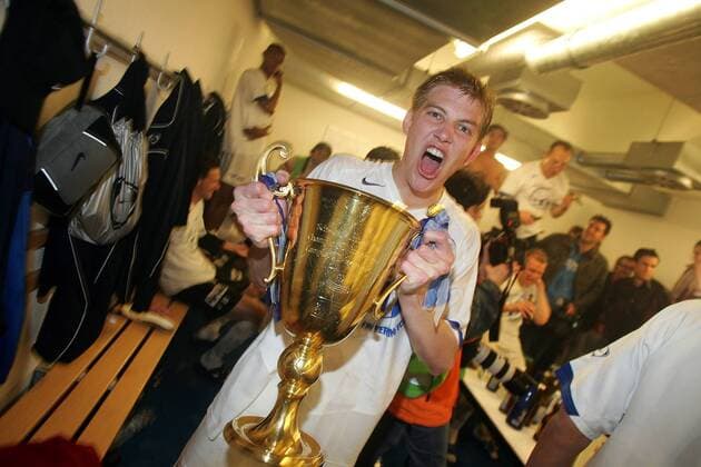 Florian Stahel (FC Zürich) läßt in der Kabine seinen Emotionen mit dem Schweizer Meisterpokal freien Lauf -  Fußball Herren Super League 2005 2006, Nationalliga A, NLA, 1. Schweizer Liga Einzelbild Basel Begeisterung, Freude,