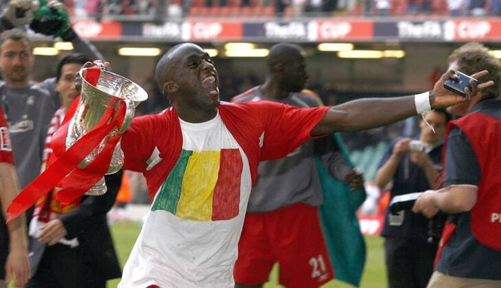 Mohamed Lamine Sissoko (Liverpool) jubelt mit dem FA Cup - EDITORIAL USE ONLY. No use with unauthorised audio, video, data, fixture lists, club league logos or live services. Online in-match use limited to 120 images, no video emulation. No use in betting, games or single club league player publications. Fußball Herren English FA Cup 2005 2006, Englischer Pokal, Pokalspiel, FC Liverpool, Endspiel, Finale, Einzelbild Pokalfinale, Pokalendspiel Cardiff, 1. Englische Liga Freude, Begeisterung,