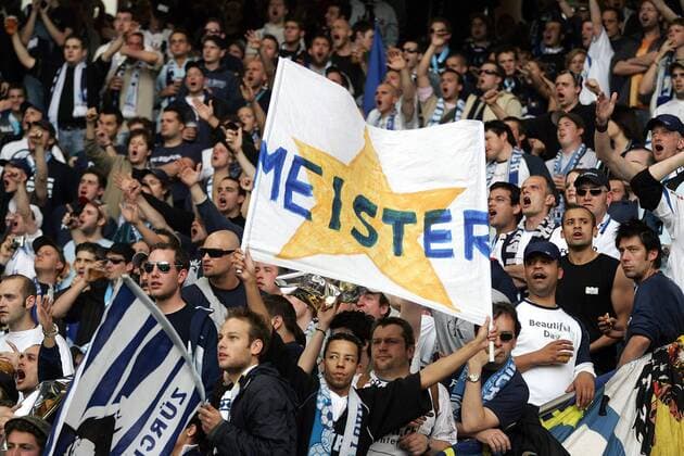 Fans des FC Zürich jubeln mit einem Doppelhalter und Fahnen über den Gewinn der Schweizer Meisterschaft - Fußball Herren Super League 2005 2006, Nationalliga A, NLA, 1. Schweizer Liga, Schriftzug, Fanplakat, Fanplakate Totale Plakat, Plakate, Transparent, Transparente Basel Freude,