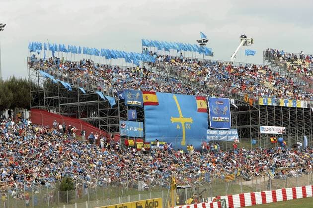 Spanische Fans im Alonso Fieber - auf den vollbesetzten Tribünen dominieren die Anhänger von Fernando Alonso (Spanien Renault) Motorsport Grand Prix Herren Großer Preis von Spanien 2006, Formel 1 Weltmeisterschaft, F1, F, GP, WM Totale Barcelona Masse, Freude, Begeisterung,