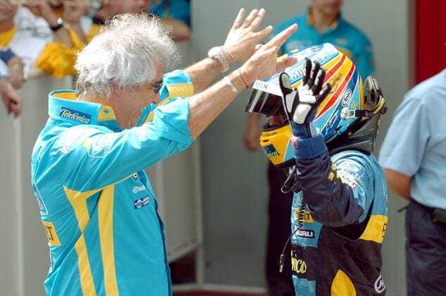 Teamchef Flavio Briatore (Italien, li.) und Sieger Fernando Alonso (Spanien beide Renault) bejubeln den ersten F1 Heimerfolg des amtierenden Weltmeisters Motorsport Grand Prix Herren Großer Preis von Spanien 2006, Formel 1 Weltmeisterschaft, F1, F, GP, WM Gruppe Barcelona Harmonie, Freude, Begeisterung,