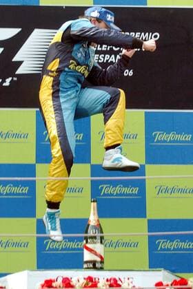Sieger Fernando Alonso (Spanien Renault) bejubelt ausgelassen seinen ersten F1 Heimerfolg Motorsport Grand Prix Herren Großer Preis von Spanien 2006, Formel 1 Weltmeisterschaft, F1, F, GP, WM Einzelbild Barcelona Höhe, Freude, Begeisterung,