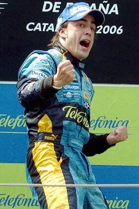 Sieger Fernando Alonso (Spanien Renault) bejubelt ausgelassen seinen ersten F1 Heimerfolg Motorsport Grand Prix Herren Großer Preis von Spanien 2006, Formel 1 Weltmeisterschaft, F1, F, GP, WM Einzelbild Barcelona Begeisterung, Freude,