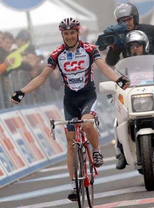 Etappensieger Ivan Basso (Italien CSC) jubelt im Ziel -  Radsport Herren 89. Giro dItalia, d Italia, ProTour, Straßenradsport, Straße, Rad Einzelbild 2006 8. Etappe: Civitanova Marche - Maielletta Freude,