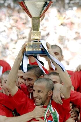 Alessandro del Piero (Juventus Turin) präsentiert mit seinem Team jubelnd den Pokal der gewonnenen Meisterschaft 2005 2006 - Fußball Herren Serie A 2005 2006, 1. Italienische Liga, Juventus Turin, Juve, Italienischer Meister Gruppe Scudetto Reggina Begeisterung, Freude,