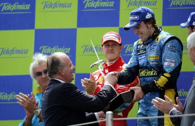 Siegerehrung GP von Spanien 2006 - König Juan Carlos (Spanien, li.) überreicht Fernando Alonso (Spanien Renault, re.) die Trophäe, Michael Schumacher (Deutschland Ferrari) applaudiert anerkennend Motorsport Grand Prix Herren Großer Preis von Spanien 2006, Formel 1 Weltmeisterschaft, F1, F, GP, WM Gruppe Circuit de Catalunya Barcelona Freude,