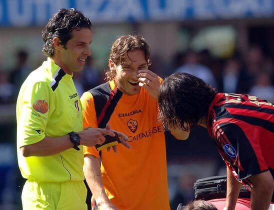 Schiedsrichter Andrea de Marco scherzt mit Francesco Totti (Roma, Mitte) und Alessandro Nesta (Milan) - Fußball Herren Serie A 2005 2006, 1. Italienische Liga, AC Mailand - AS Rom 2:1 Gruppe Mailand Harmonie, Freude,