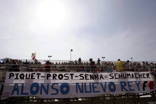 Nach den F1 Legenden Nelson Piquet, Alain Prost, Ayrton Senna und Michael Schumacher sehen die Fans Fernando Alonso (Spanien Renault) als den neuen König der F1 Motorsport Grand Prix Herren Großer Preis von Spanien 2006, Formel 1 Weltmeisterschaft, F1, F, GP, WM Totale Circuit de Catalunya Barcelona
