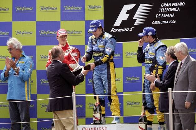 Siegerehrung GP von Spanien 2006: Sieger Fernando Alonso (Renault, Mitte) bekommt von König Juan Carlos (beide Spanien) die Trophäe überreicht, daneben Michael Schumacher (Deutschland Ferrari, li.) und Giancarlo Fisichella (Italien Renault) Motorsport Grand Prix Herren Großer Preis von Spanien 2006, Formel 1 Weltmeisterschaft, F1, F, GP, WM Gruppe Circuit de Catalunya Barcelona Freude,