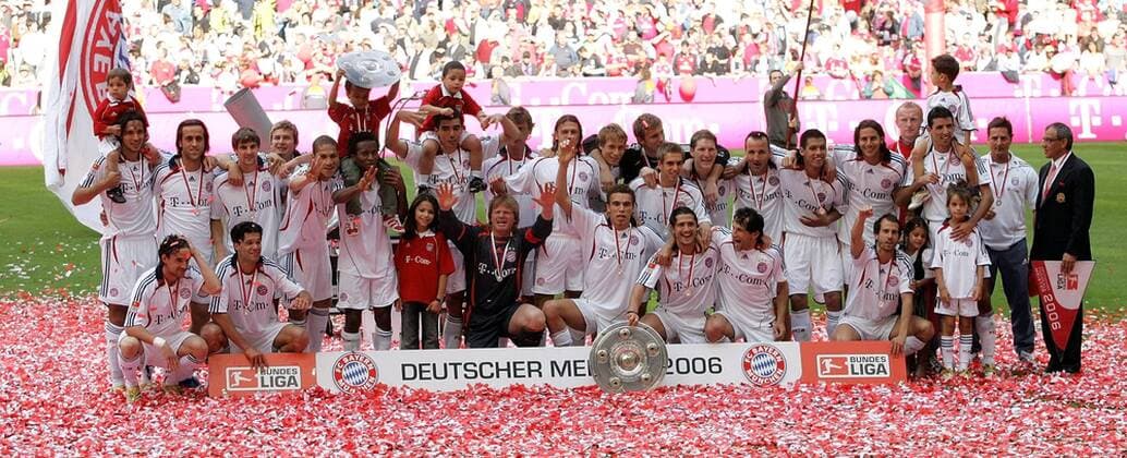 Die Spieler des FC Bayern präsentieren die Schale für den Gewinn der Deutschen Meisterschaft 2006 Fußball 1. BL Herren Saison 2005 2006, FC Bayern München, Deutscher Meister, Deutsche Meisterschaft, Sieg, Sieger Totale Schrei, schreien, Jubelschrei, Freudenschrei München Freude,