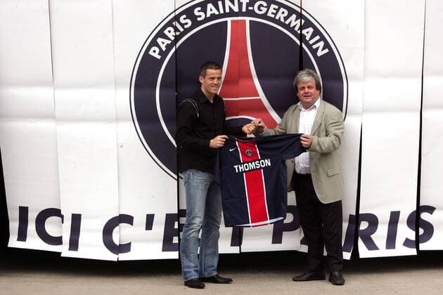 Neuzugang Torwart Mickael Landreau (li.) und Manager Jean Michel Moutier (beide Paris St. Germain) präsentieren vor dem Vereinsemblem sein neues Trikot -  Fußball Herren Vorschau Ligue 1 2006 2007, 1. Französische Liga, Paris Saint Germain, PSG, Vdig Gruppe Paris  