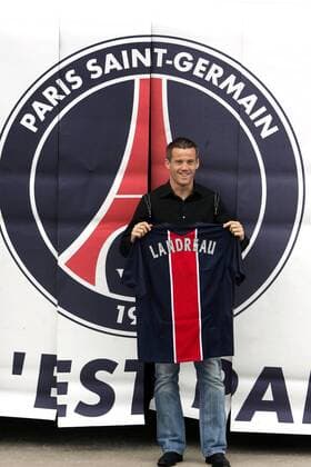 Neuzugang Torwart Mickael Landreau (Paris St. Germain) präsentiert vor dem Vereinsemblem sein neues Trikot -  Fußball Herren Vorschau Ligue 1 2006 2007, 1. Französische Liga, Paris Saint Germain, PSG, Vdig Einzelbild Paris  