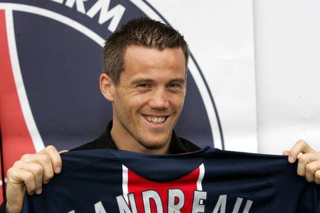 Neuzugang Torwart Mickael Landreau (Paris St. Germain) präsentiert gut gelaunt sein neues Trikot -  Fußball Herren Vorschau Ligue 1 2006 2007, 1. Französische Liga, Paris Saint Germain, PSG, Vdig Einzelbild Paris  
