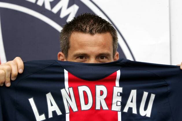 Neuzugang Torwart Mickael Landreau (Paris St. Germain) versteckt sich hinter seinem neuen Trikot -  Fußball Herren Vorschau Ligue 1 2006 2007, 1. Französische Liga, Paris Saint Germain, PSG, Vdig Einzelbild Paris  