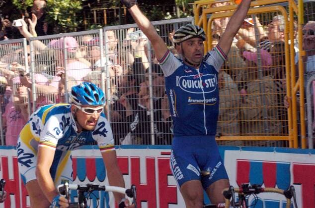 Tomas Vaitkus (Litauen AG2R Prevoyance, li.) gewinnt die 9. Etappe der Giro dItalia 2006 vor Paolo Bettini (Italien Quick Step Innergetic), der sich zu früh freut -  Radsport Herren 89. Giro dItalia, d Italia, ProTour, Straßenradsport, Straße, Rad Gruppe o0 2006 9. Etappe: Francavilla al Mare - Termoli Freude,
