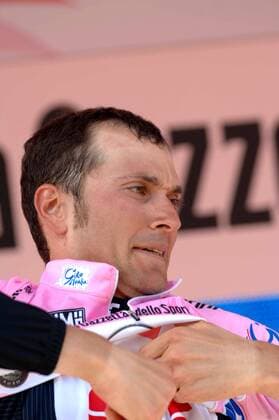 Ivan Basso (Italien CSC) streift das Rosa Trikot des Gesamtführenden über -  Radsport Herren 89. Giro dItalia 2006, d Italia, ProTour, Straßenradsport, Straße, Rad Einzelbild 9. Etappe: Francavilla al Mare - Termoli