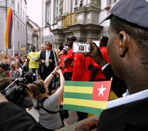 Willkommensparty für die Nationalmannschaft aus Togo in Wangen i. A. - Die Gäste während der Weltmeisterschaft 2006 werden von einem Fan fotografiert Fußball WM Herren Vorschau Weltmeisterschaft 2006, Nationalmannschaft, Nationalteam, Ankunft, Empfang, Party, Vdig Totale togolesisch, Landsleute Wangen i. A., Landsmann, Landsmänner