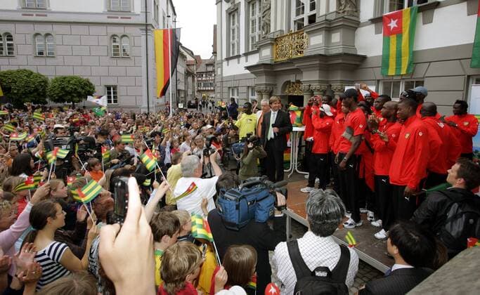 Willkommensparty für die Nationalmannschaft aus Togo auf dem Marktplatz in Wangen i. A. - Oberbürgermeister Michael Lang (Mitte) begrüßt mit den Einwohnern das togolesische Nationalteam, das während der WM 2006 hier gastieren wird Fußball WM Herren Vorschau Weltmeisterschaft 2006, Nationalmannschaft, Nationalteam, Ankunft, Empfang, Party, Vdig Totale Wangen i. A.