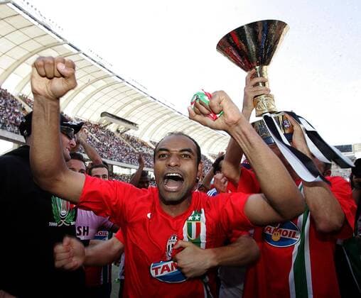 Emerson (Juventus Turin) neben der Trophäe zum Gewinn der italienischen Meisterschaft 2005 2006 -  Fußball Herren Serie A 2005 2006, 1. Italienische Liga, Juventus Turin, Juve, Vdig Gruppe Reggina Freude, Begeisterung,