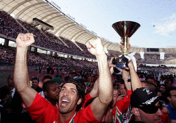 Torwart Gianluigi Buffon (Juventus Turin) jubelt neben der Trophäe zum Gewinn der italienischen Meisterschaft 2005 2006 -  Fußball Herren Serie A 2005 2006, 1. Italienische Liga, Juventus Turin, Juve, Vdig Totale Reggina Freude, Begeisterung,