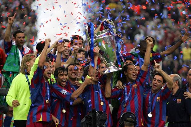 Der FC Barcelona gewinnt die Champions League 2005 2006 - Ronaldinho (3.v.re.) stemmt die Trophäe -  Fußball EC 1 Herren Champions League 2005 2006, Finale, Endspiel, FC Barcelona, Barca, Mannschaftsjubel, Faust, Vdig Gruppe Paris Freude, Begeisterung,  