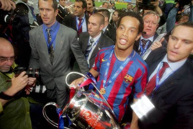 Ronaldinho (FC Barcelona) mit der Trophäe der Champions League 2005 2006 - Wohl den Akkreditierten, die in seinem Glanz erstrahlen -  Fußball EC 1 Herren Champions League 2005 2006, Finale, Endspiel, FC Barcelona, Barca, Vdig Gruppe Paris  