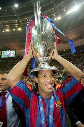 Ronaldinho (FC Barcelona) setzt sich mit dem Gewinn der Champions League 2005 2006 die Krone auf -  Fußball EC 1 Herren Champions League 2005 2006, Finale, Endspiel, FC Barcelona, Barca, Vdig Einzelbild Paris Freude,  