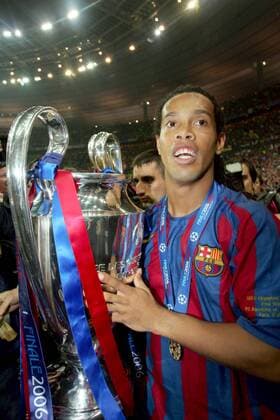 Ronaldinho (FC Barcelona) mit der Trophäe der Champions League 2005 2006 -  Fußball EC 1 Herren Champions League 2005 2006, Finale, Endspiel, FC Barcelona, Barca, Vdig Einzelbild Paris  