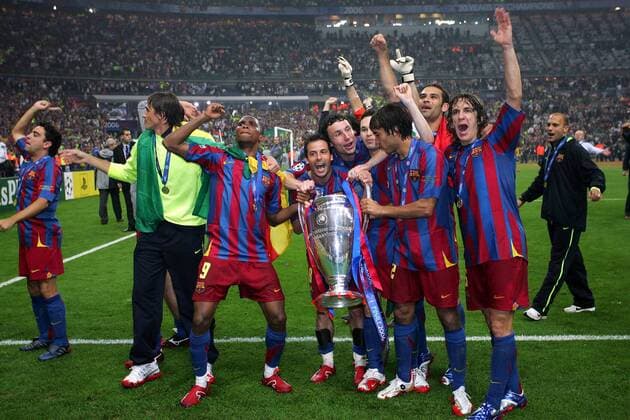 Der FC Barcelona gewinnt die Champions League 2005 2006, v.li.: Samuel Eto o, Ludovic Giuly, Mark van Bommel und van Bronckhorst an der Trophäe -  Fußball EC 1 Herren Champions League 2005 2006, Finale, Endspiel, FC Barcelona, Barca, Vdig Gruppe Paris Freude,  