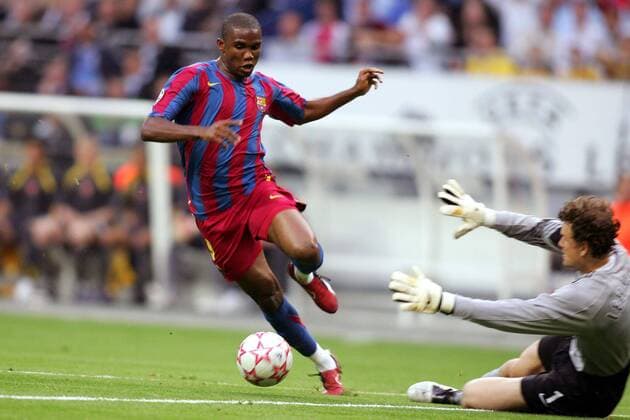 Torwart Jens Lehmann (Arsenal) setzt zum Foul gegen Samuel Eto o (FC Barcelona) an - Platzverweis -  Fußball EC 1 Herren Champions League 2005 2006, Finale, Endspiel, FC Barcelona - Arsenal FC London 2:1, Barca, Vdig Gruppe Paris Dynamik,  