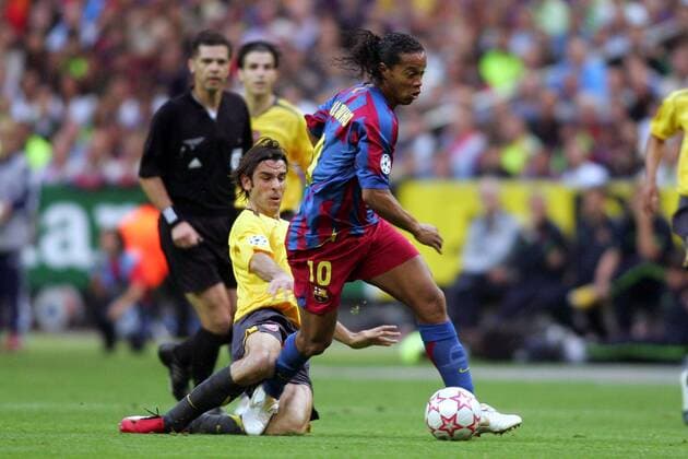 Robert Pires (Arsenal, li.) gegen Ronaldinho (FC Barcelona) -  Fußball EC 1 Herren Champions League 2005 2006, Finale, Endspiel, FC Barcelona - Arsenal FC London 2:1, Barca, Vdig Gruppe Paris Dynamik, Kampf,  