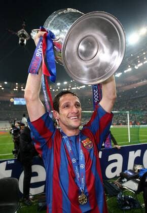 Juliano Belletti (FC Barcelona) präsentiert die Trophäe der Champions League 2005 2006 -  Fußball EC 1 Herren Champions League 2005 2006, Finale, Endspiel, FC Barcelona, Vdig, Barca Einzelbild Paris Freude,