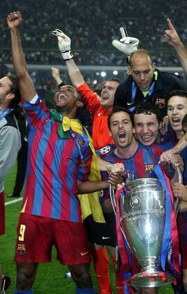 Der FC Barcelona gewinnt die Champions League 2005 2006, vorn v.li.: Samuel Eto o, Ludovic Giuly, Mark van Bommel, und Andres Iniesta mit der Trophäe -  Fußball EC 1 Herren Champions League 2005 2006, Finale, Endspiel, FC Barcelona, Vdig, Barca Gruppe Paris Freude, Begeisterung,