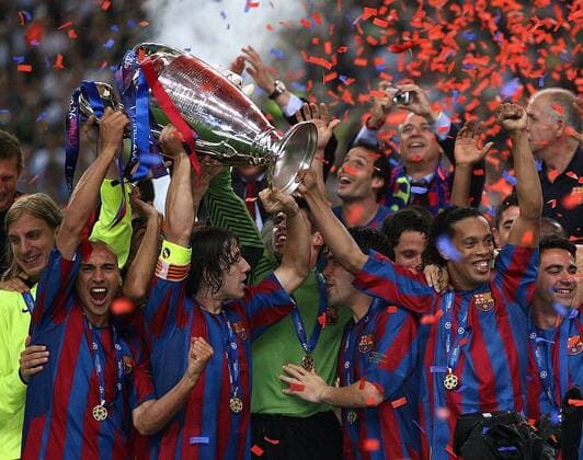 Der FC Barcelona gewinnt die Champions League 2005 2006: Carles Puyol präsentiert zwischen Henrik Larsson (li.) und Ronaldinho die Trophäe -  Fußball EC 1 Herren Champions League 2005 2006, Finale, Endspiel, FC Barcelona, Vdig, Barca Gruppe Paris Freude,