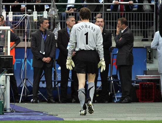 Torwart Jens Lehmann (Arsenal) schleicht nach 18 Minuten im Champions League Finale 2005 2006 aufgrund eines Feldverweises vom Platz -  Fußball EC 1 Herren Champions League 2005 2006, Finale, Endspiel, Arsenal FC London Gruppe Paris